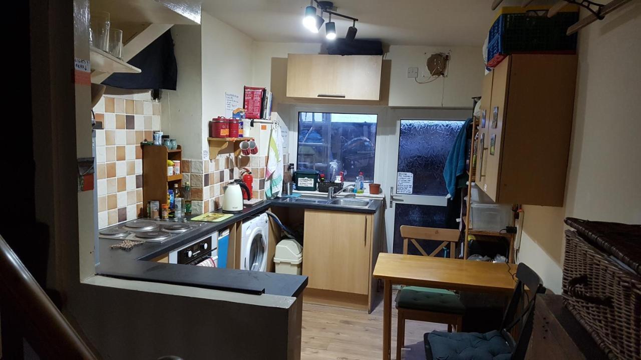 'Yellow Wood Micro Hostel-Eco Urban Bothy Style Very Basic But Cosy Redecorating But Cheap & Friendly Quiet Time Lockout 11Pm-7Am Bring Towel Or Hire Brecon Luaran gambar