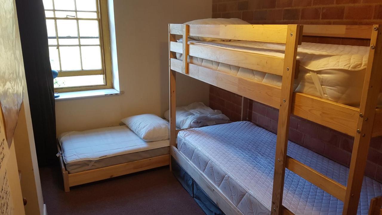 'Yellow Wood Micro Hostel-Eco Urban Bothy Style Very Basic But Cosy Redecorating But Cheap & Friendly Quiet Time Lockout 11Pm-7Am Bring Towel Or Hire Brecon Luaran gambar
