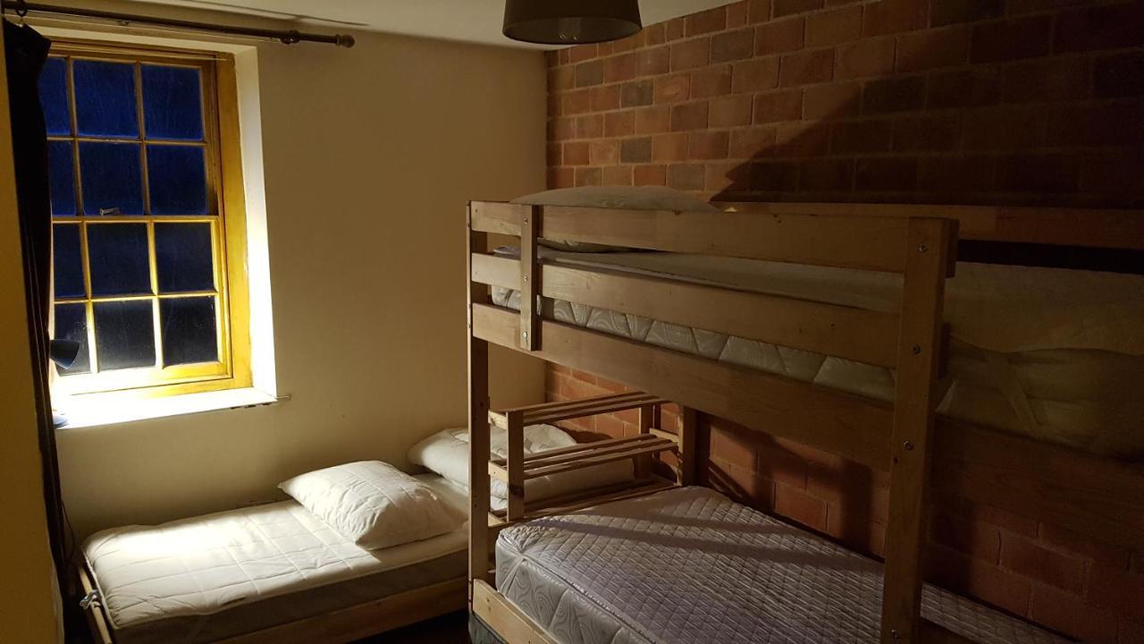 'Yellow Wood Micro Hostel-Eco Urban Bothy Style Very Basic But Cosy Redecorating But Cheap & Friendly Quiet Time Lockout 11Pm-7Am Bring Towel Or Hire Brecon Luaran gambar