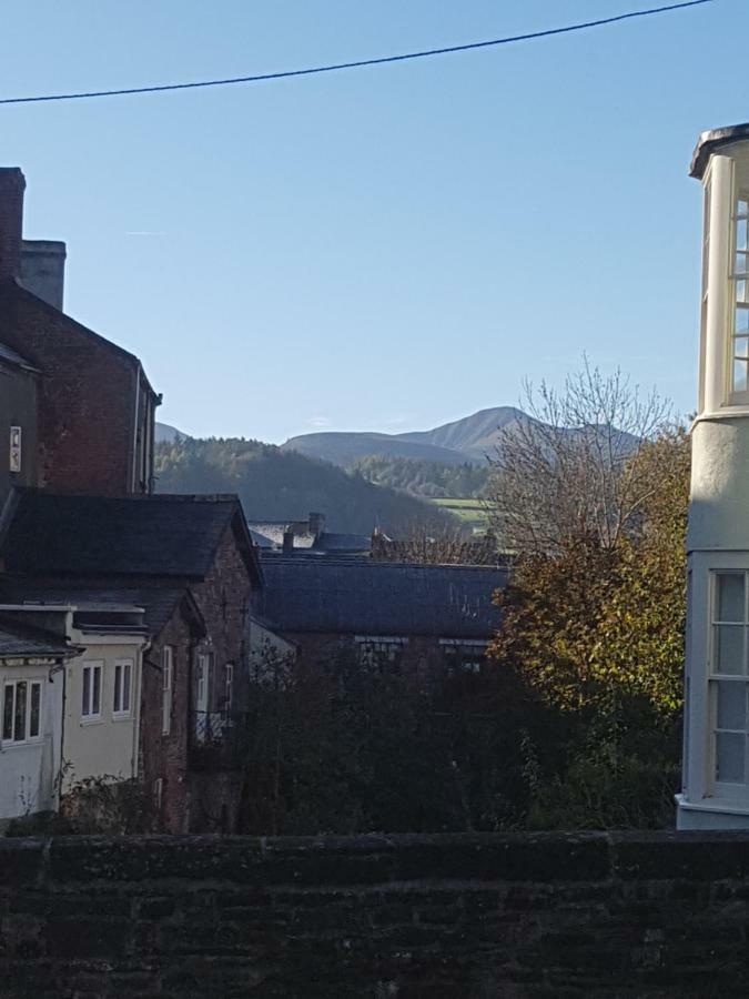 'Yellow Wood Micro Hostel-Eco Urban Bothy Style Very Basic But Cosy Redecorating But Cheap & Friendly Quiet Time Lockout 11Pm-7Am Bring Towel Or Hire Brecon Luaran gambar